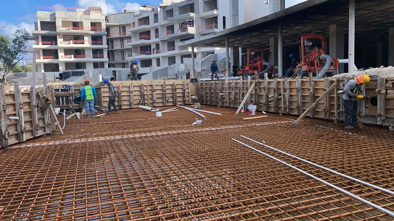 Vista interior del armado estructural de una piscina