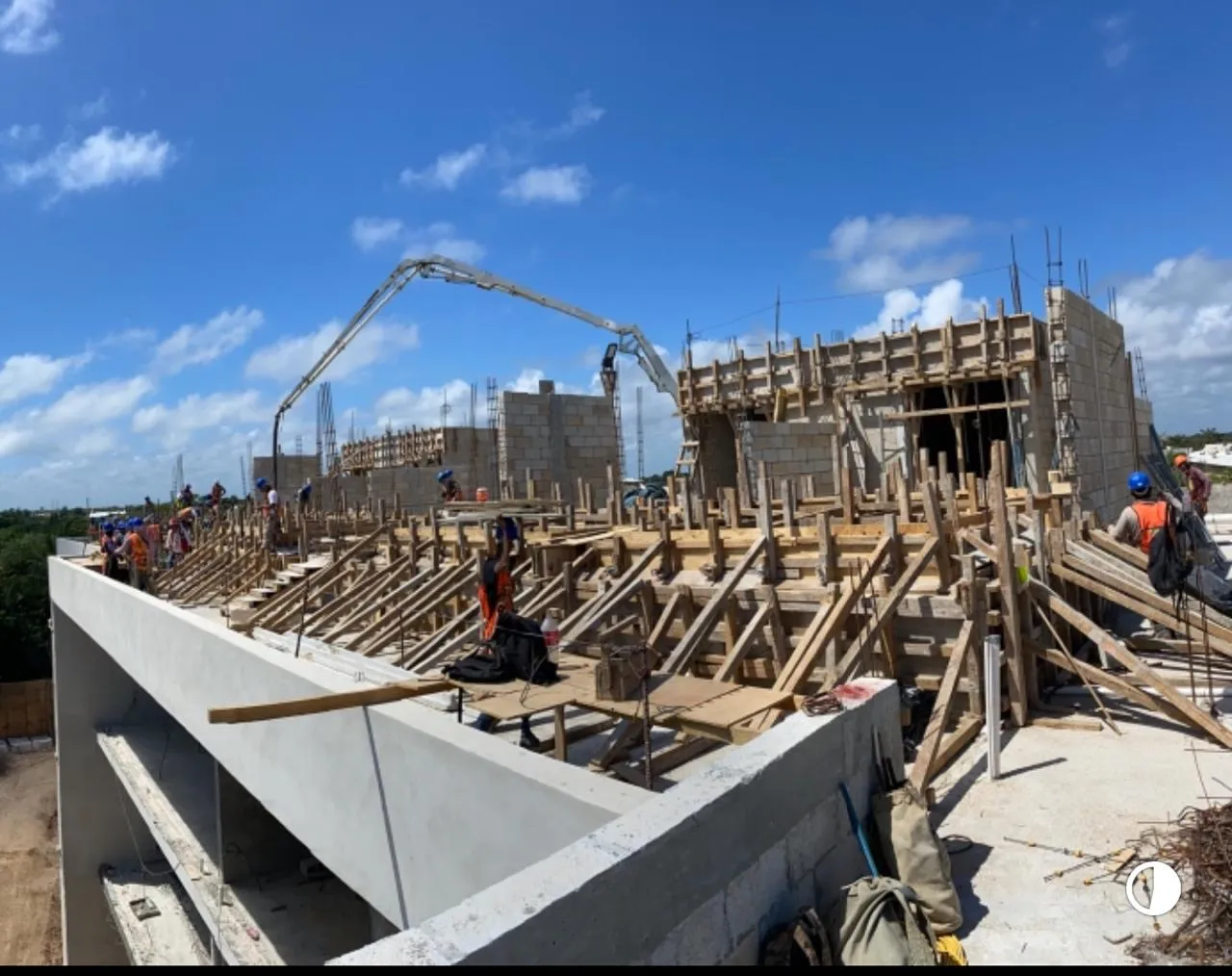 Construcción de piscina en complejo habitacional
