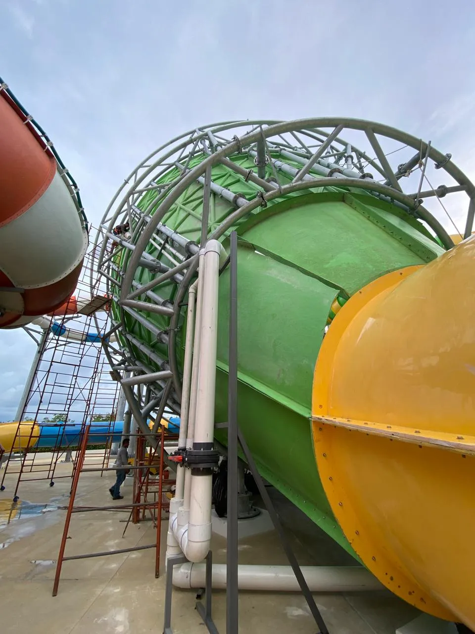 Proceso de instalación de secciones de tobogán